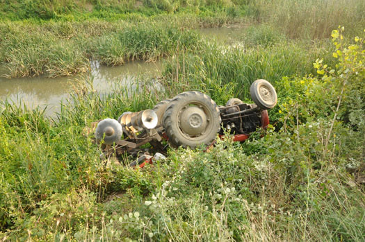 Малолетниците  по превртување на тракторот се удавиле во реката Струмица